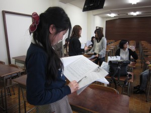 言語力検定受検前の様子　過去問を確認しています