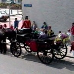 写真１　馬車を仕立てて花嫁を迎えに行こうとする花婿．