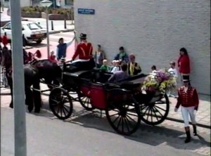 写真１　馬車を仕立てて花嫁を迎えに行こうとする花婿．