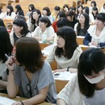 真剣に聞き入る会場の学生たち