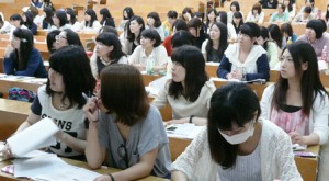 真剣に聞き入る会場の学生たち