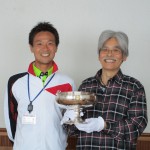 篠原先生と一緒に天皇賜杯を持つ佐々木先生