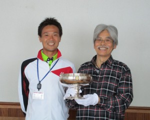 篠原先生と一緒に天皇賜杯を持つ佐々木先生